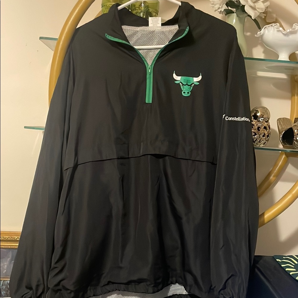 BNWOT Black and Green Pullover with Bulls Logo 000507